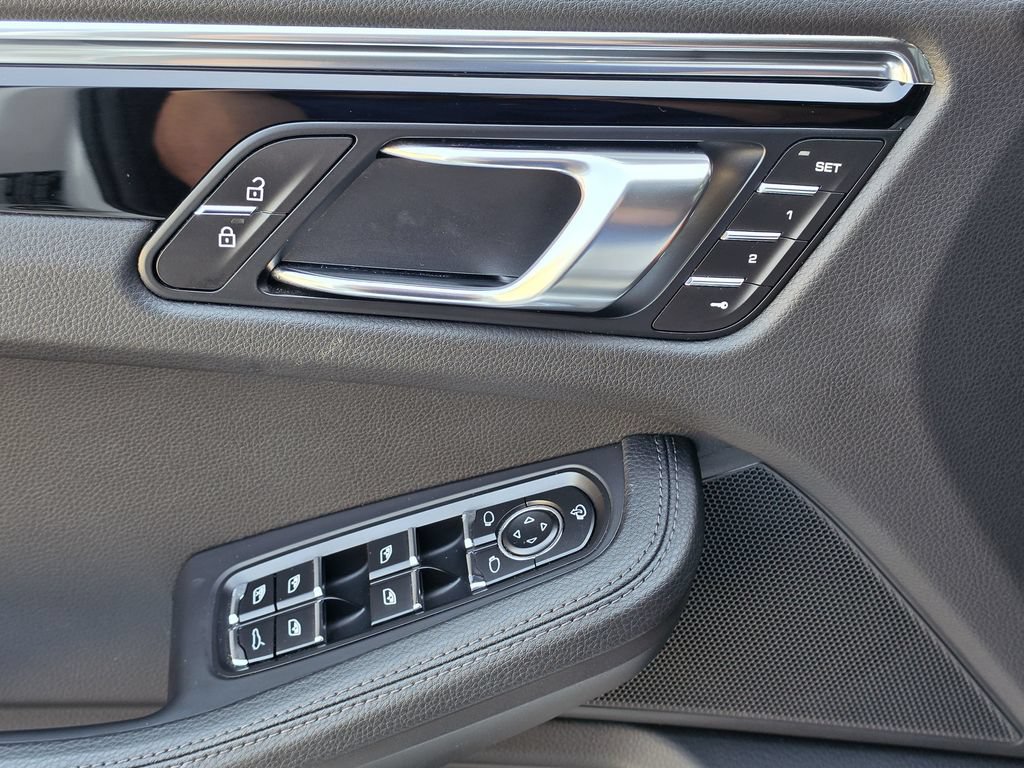 Certified 2025 Porsche Macan Turbo AWD/4WD image 19