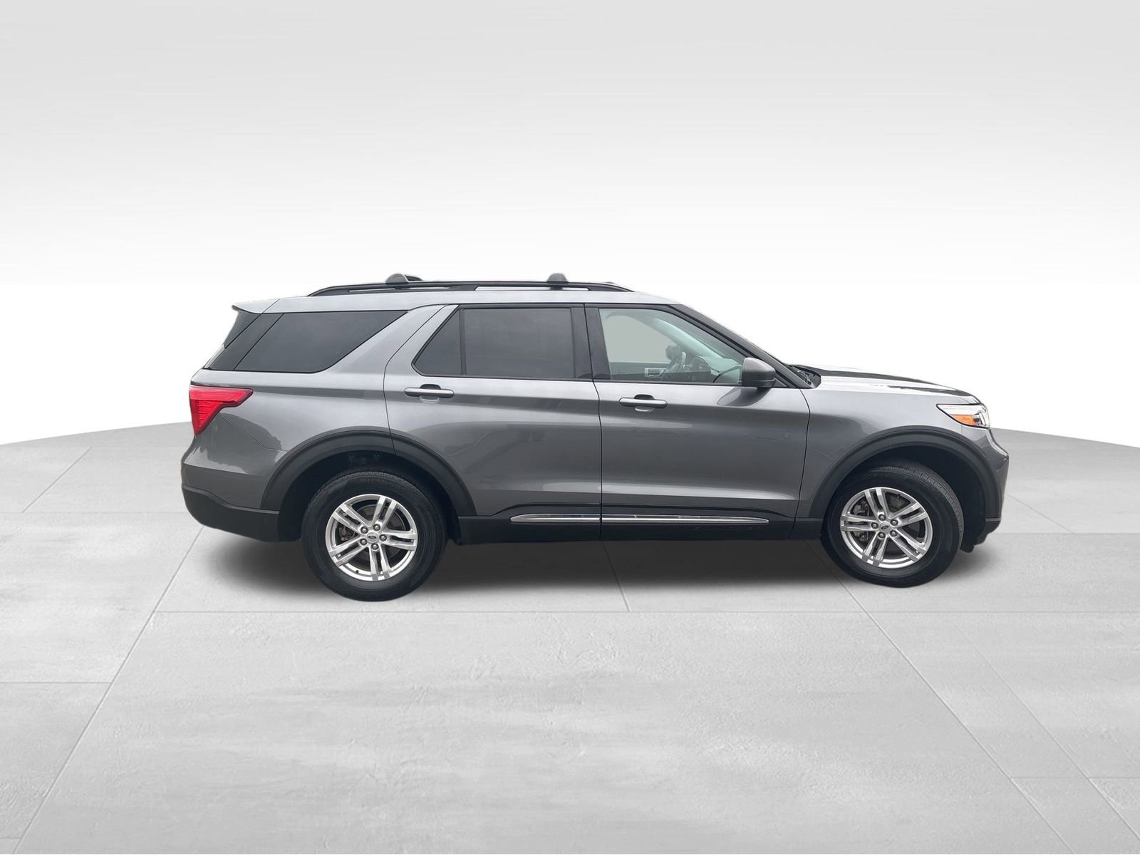 Used 2022 Ford Explorer XLT w/ Equipment Group 202A image 7