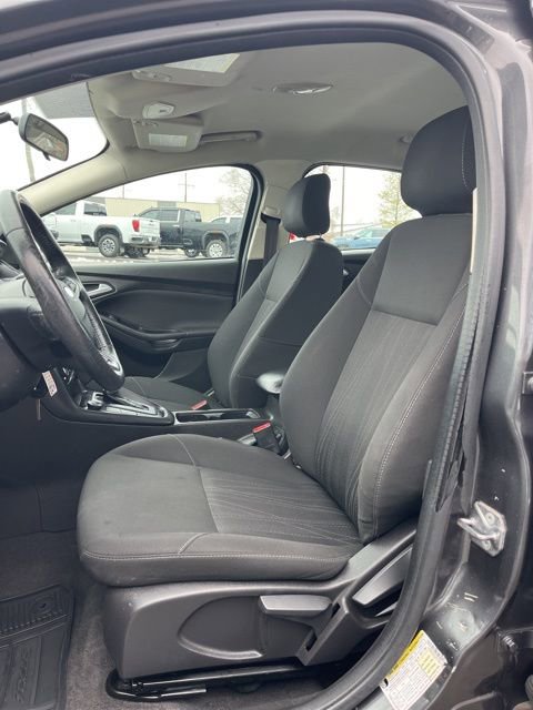 Used 2018 Ford Focus SE w/ SE Appearance Package FWD image 33