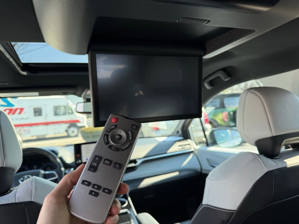 Used 2025 Toyota Sienna XSE w/ XSE Plus Package image 28