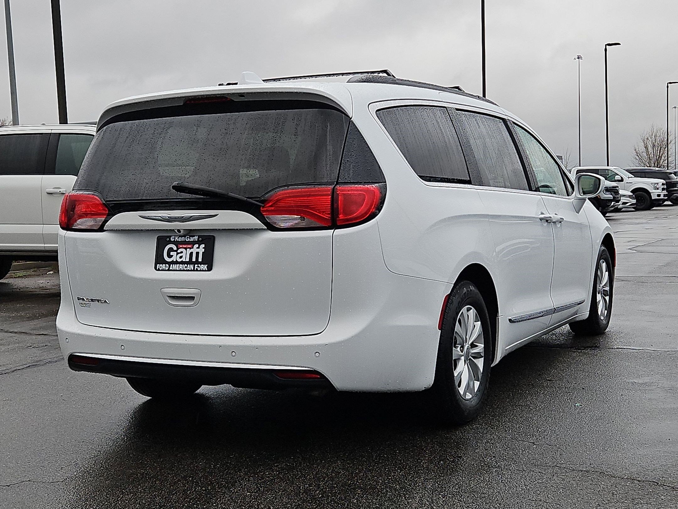 Used 2017 Chrysler Pacifica Touring-L image 3