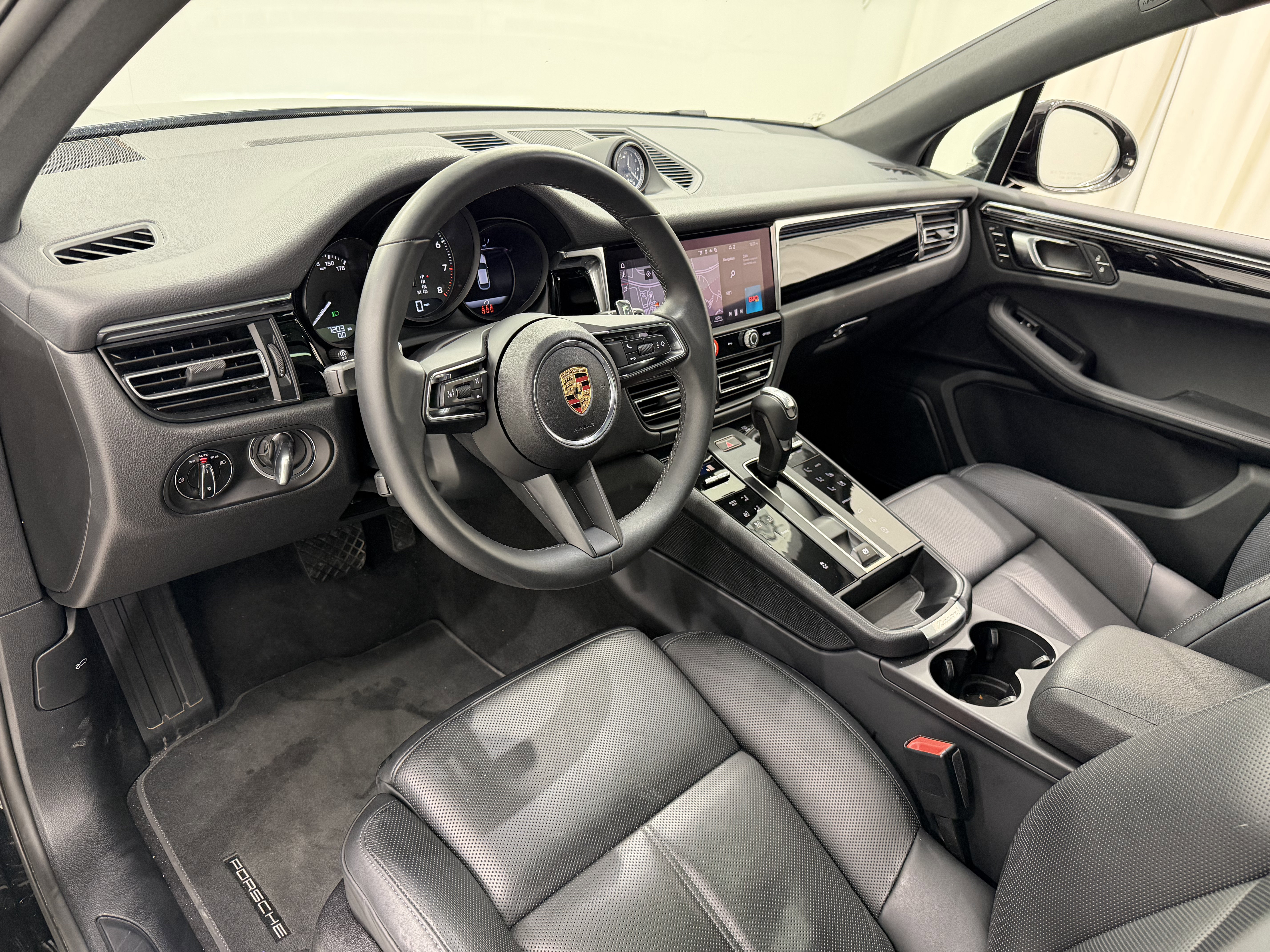 Certified 2025 Porsche Macan image 4