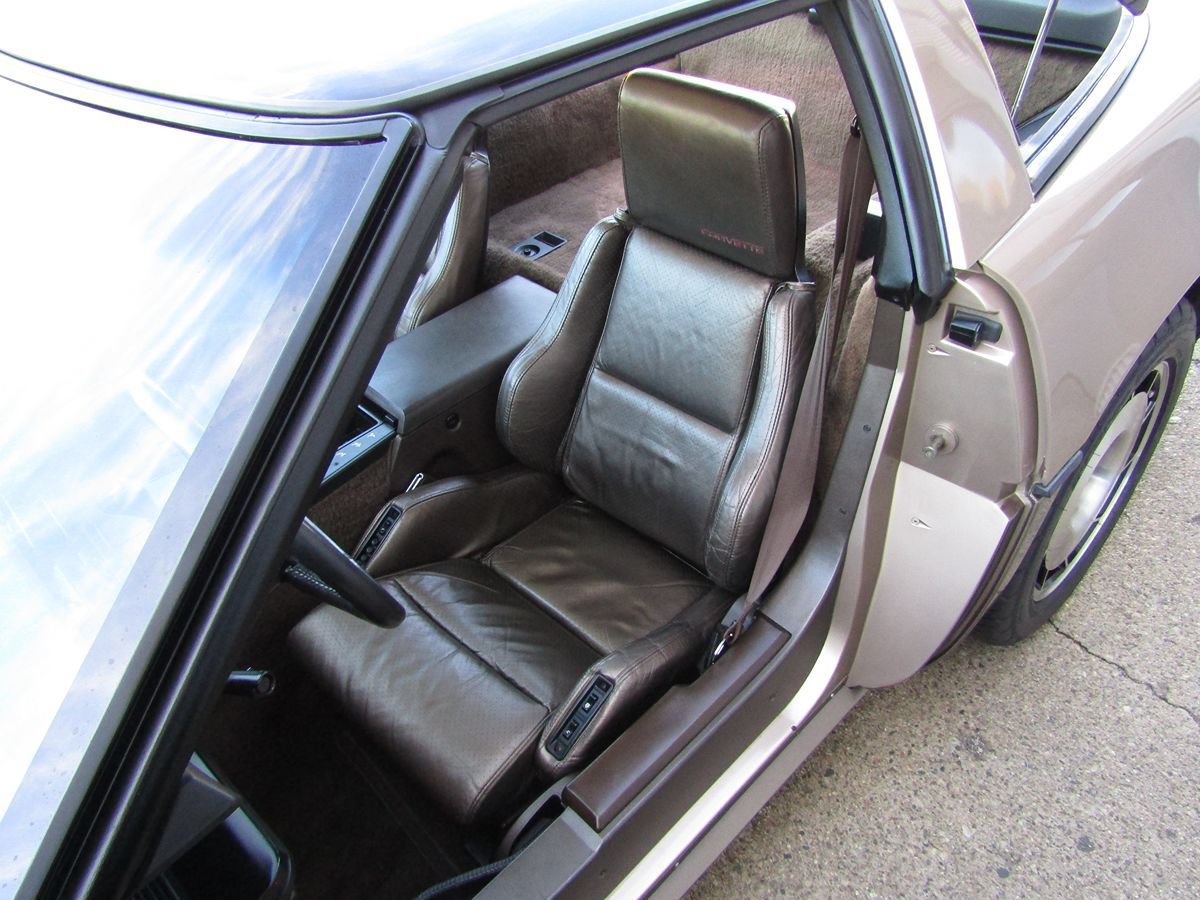 Used 1985 Chevrolet Corvette Coupe RWD image 30