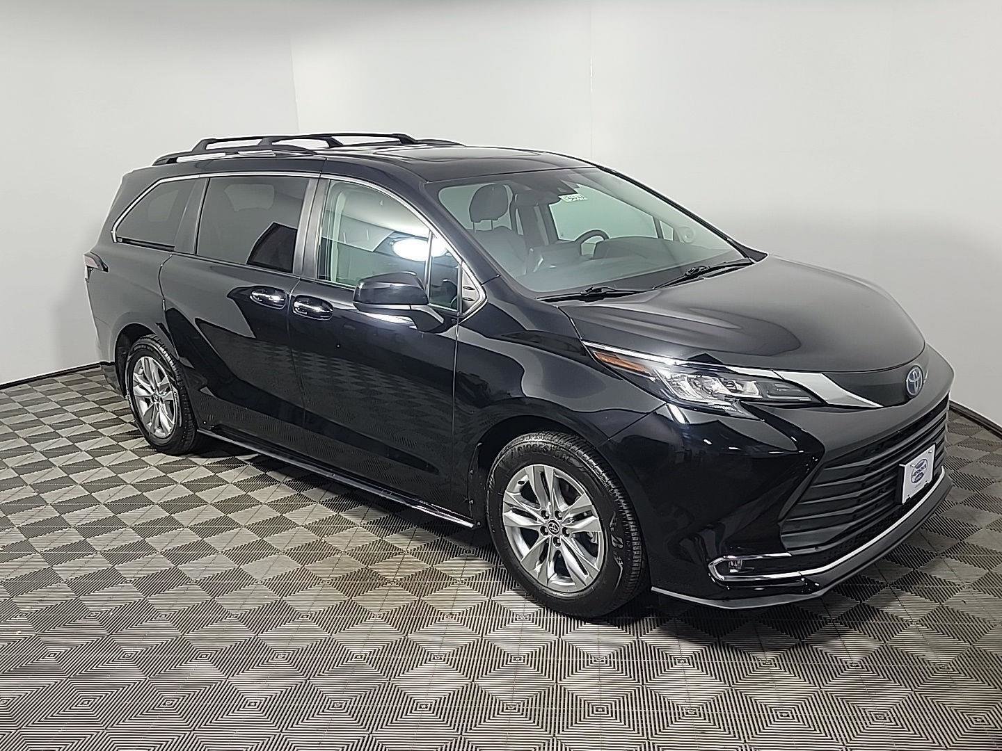 Used 2022 Toyota Sienna XLE w/ XLE Plus Package image 2