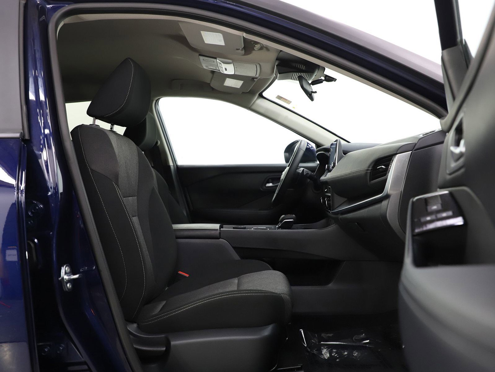 Used 2025 Nissan Rogue SV image 12