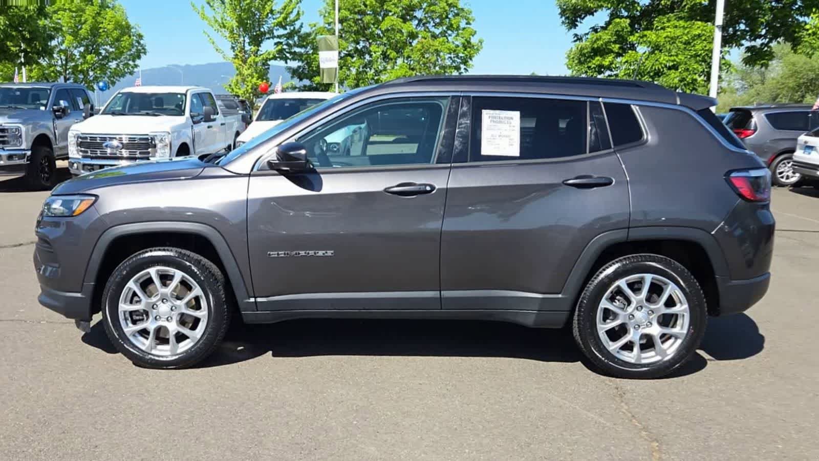 Used 2023 Jeep Compass Latitude w/ Sun and Sound Group AWD/4WD image 5