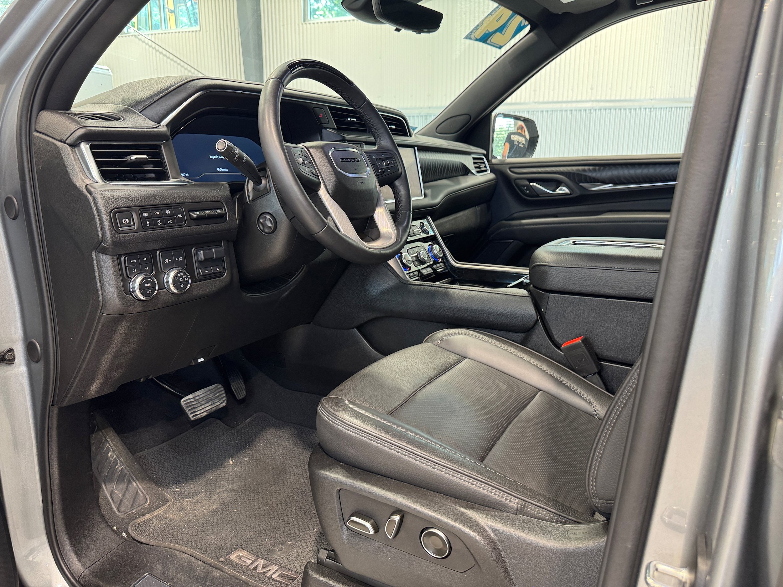 Used 2024 GMC Yukon XL Denali w/ Advanced Technology Package AWD/4WD image 16