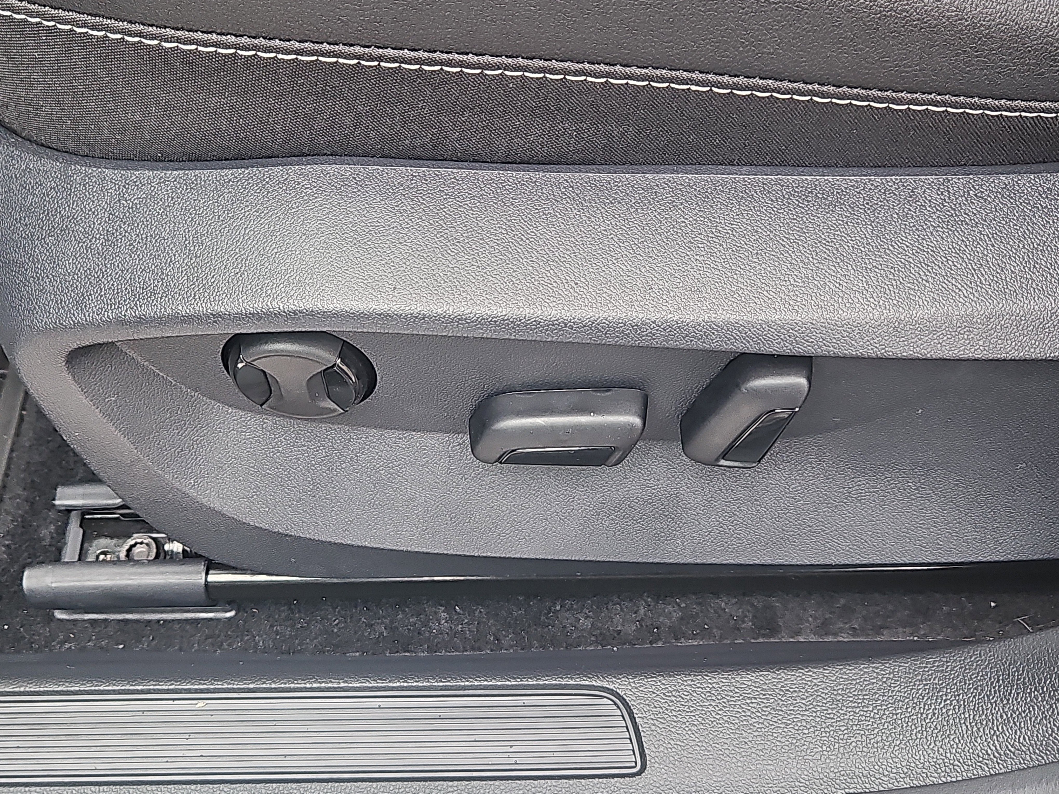 Used 2025 Volkswagen Taos SEL image 15