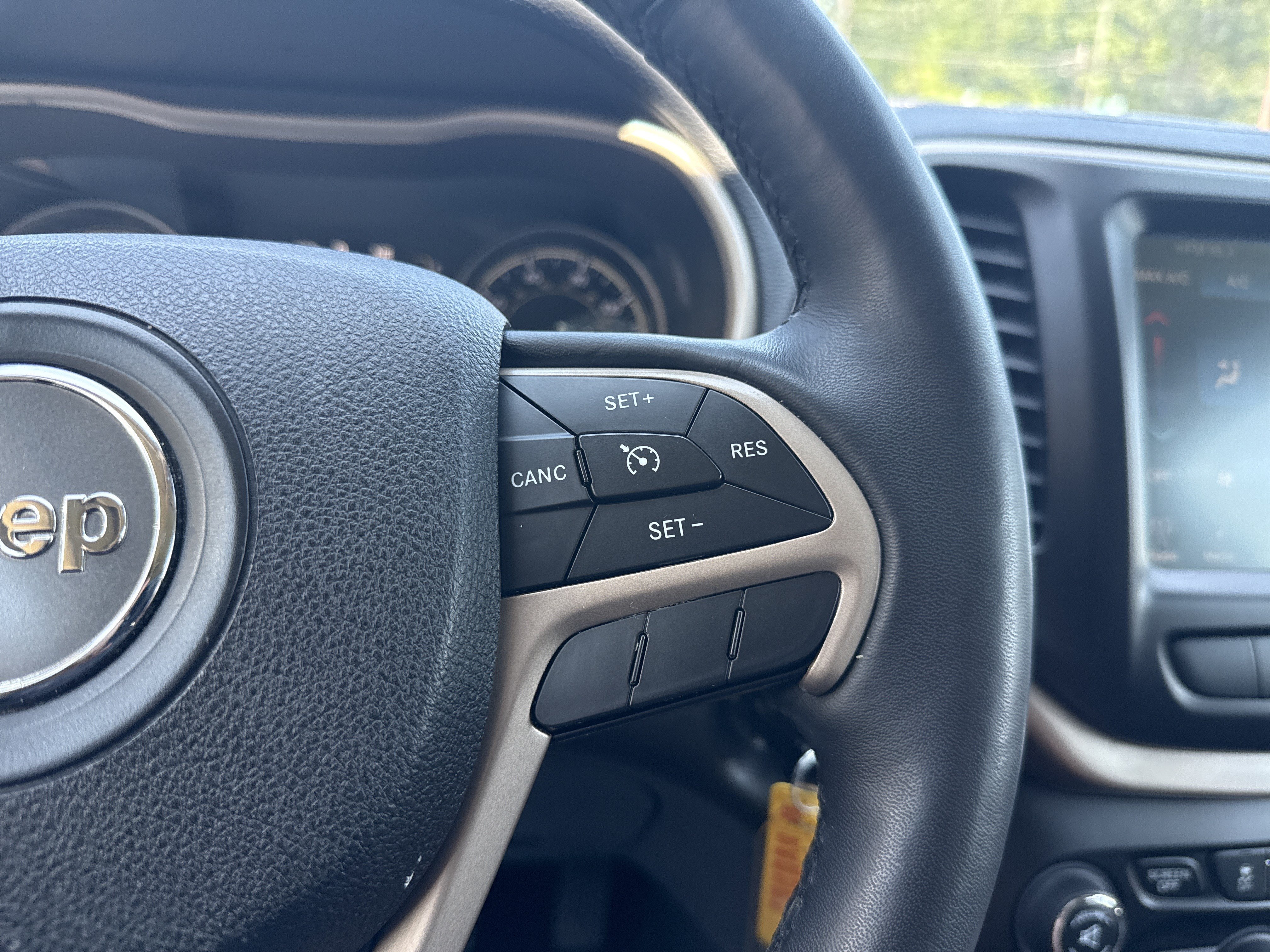 Used 2015 Jeep Cherokee Latitude w/ Cold Weather Group AWD/4WD image 19