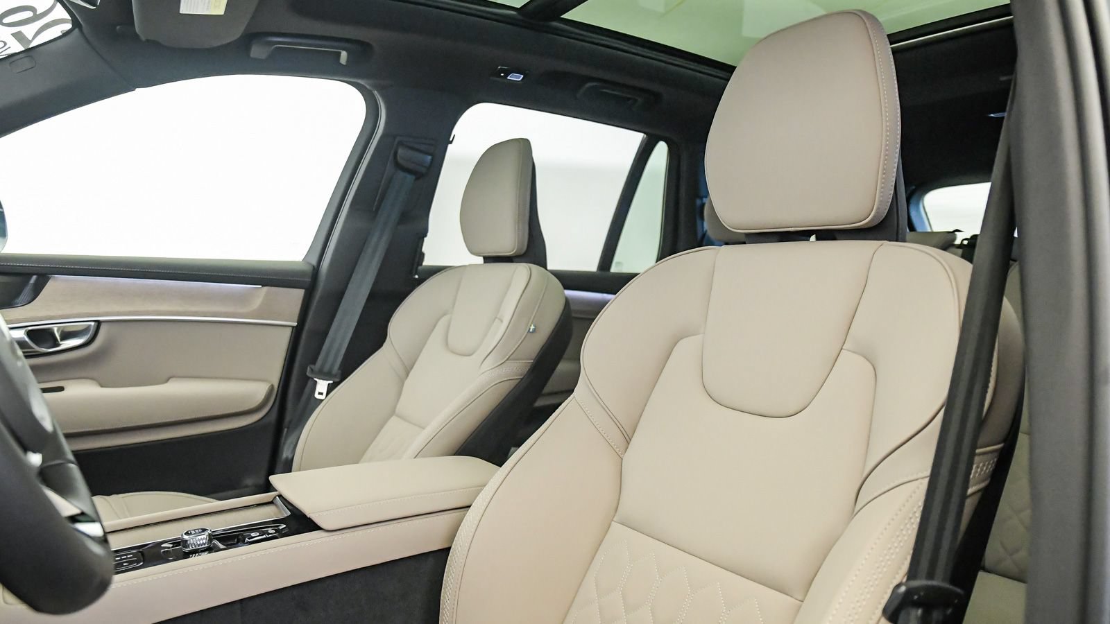 Certified 2026 Volvo XC90 B6 Plus w/ Protection Package AWD/4WD image 18