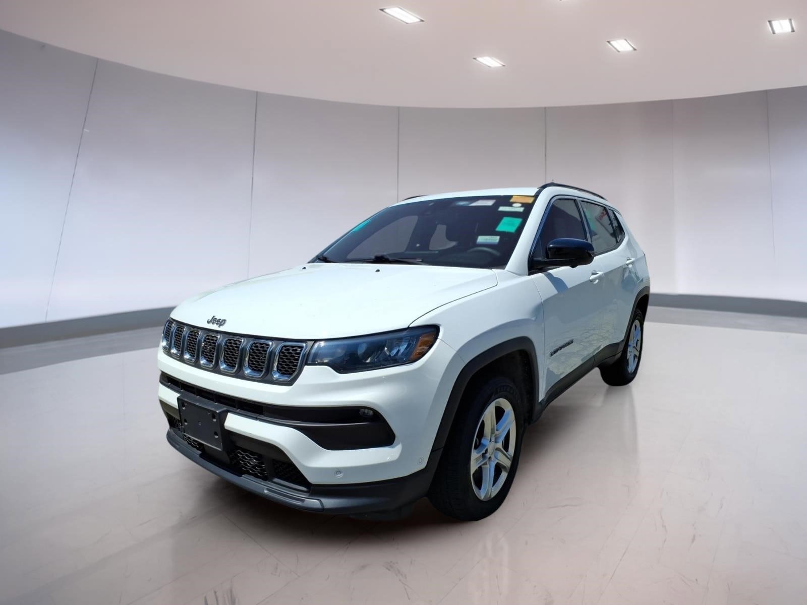 Used 2023 Jeep Compass Latitude w/ Convenience Group AWD/4WD image 2