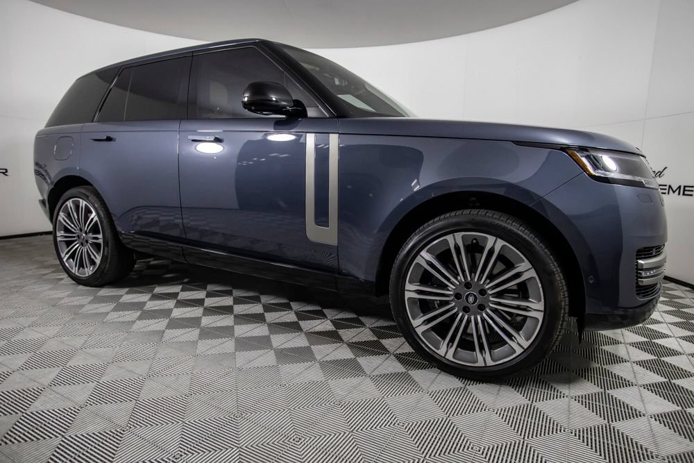 Used 2025 Land Rover Range Rover SE AWD/4WD image 2