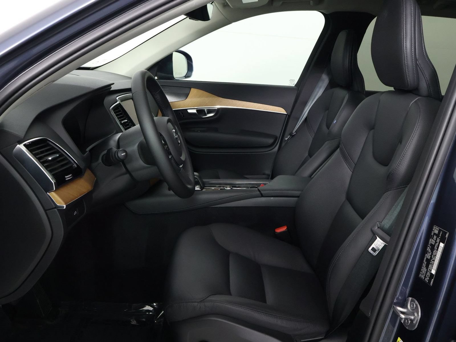 Certified 2023 Volvo XC90 B6 Plus AWD/4WD image 31