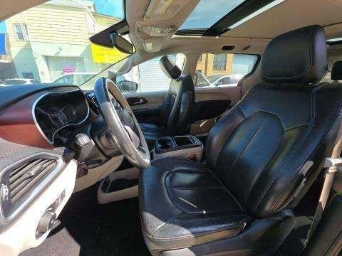 Used 2019 Chrysler Pacifica Limited image 5