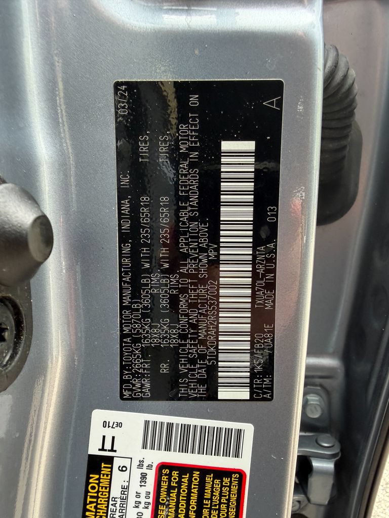 Used 2024 Toyota Highlander LE FWD image 33