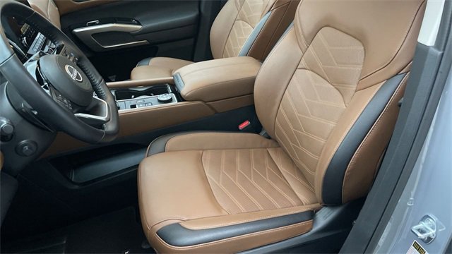 Used 2025 Nissan Pathfinder Platinum image 11