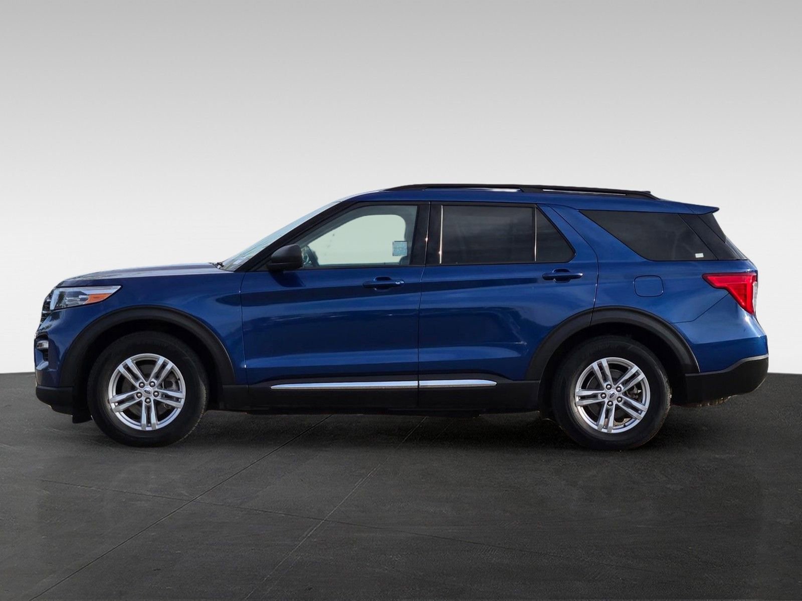 Used 2023 Ford Explorer XLT w/ Equipment Group 202A image 7