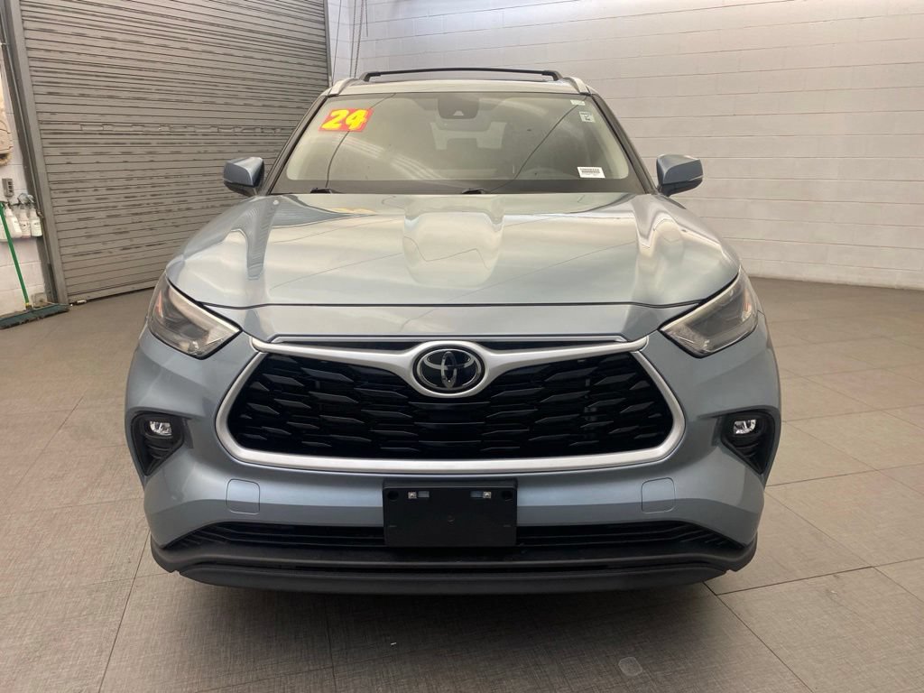 Used 2024 Toyota Highlander XLE FWD image 3
