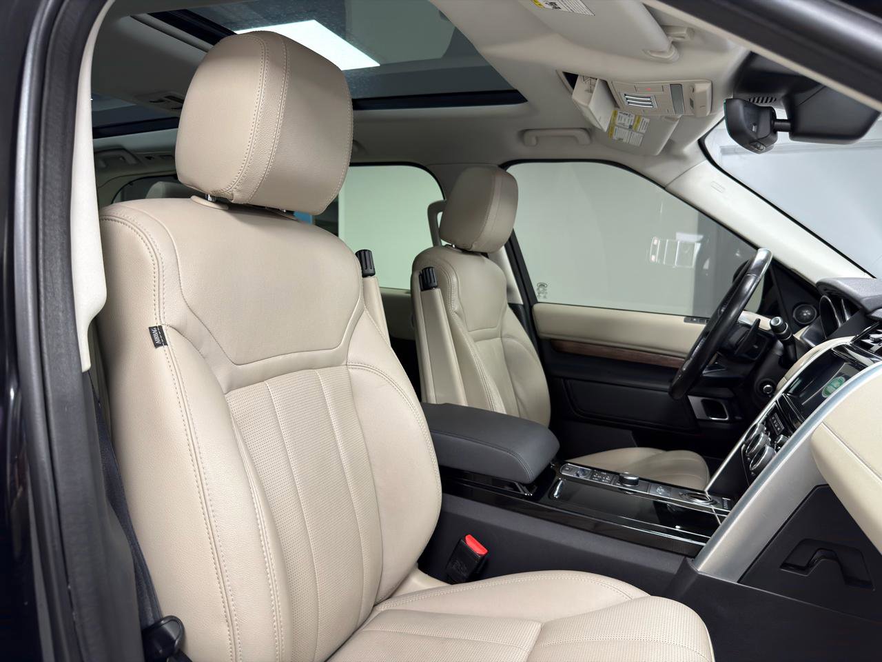 Used 2017 Land Rover Discovery HSE image 12