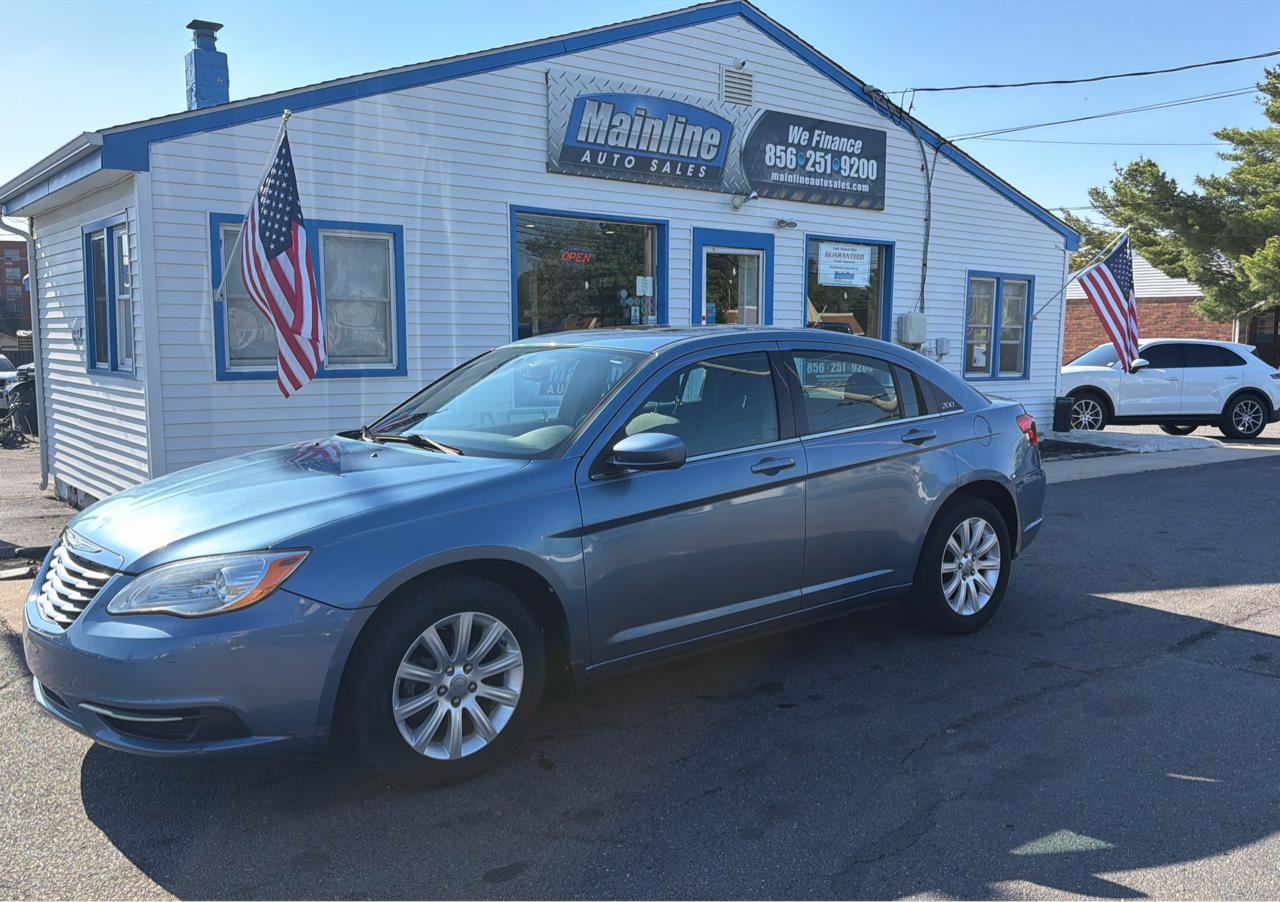 Used 2011 Chrysler 200 Touring FWD image 2