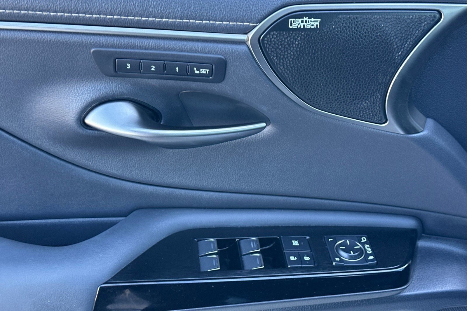 Used 2024 Lexus ES 300h F Sport image 14