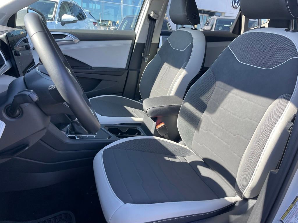Certified 2025 Volkswagen Taos SE w/ Panoramic Sunroof Package image 6