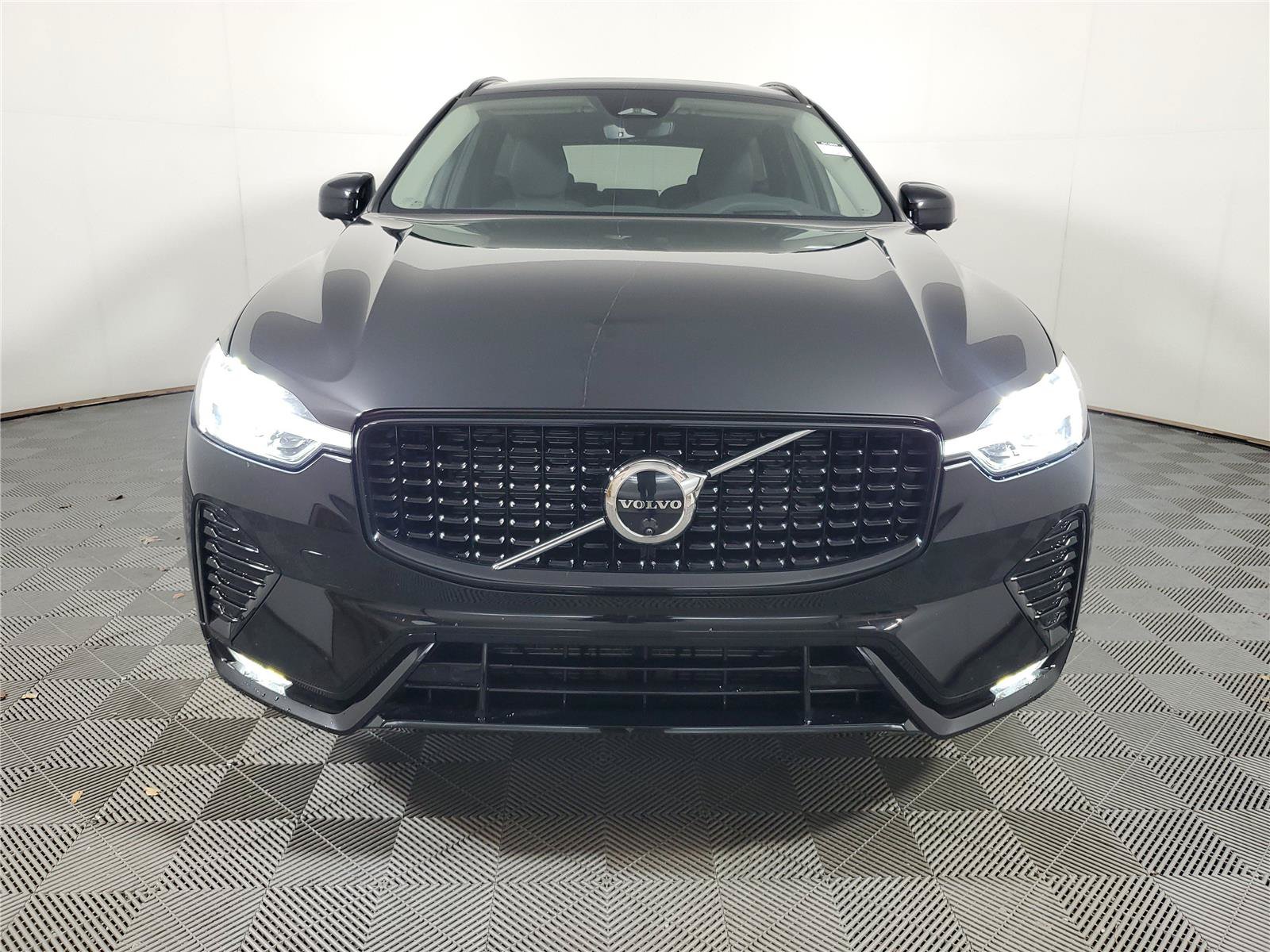 Certified 2025 Volvo XC60 B5 Ultra AWD/4WD image 2