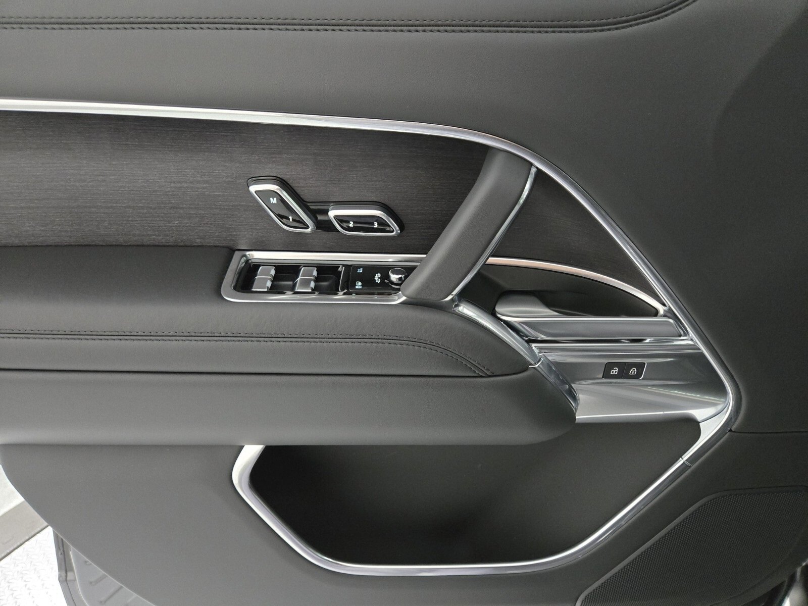 New 2025 Land Rover Range Rover Long Wheelbase SE image 21