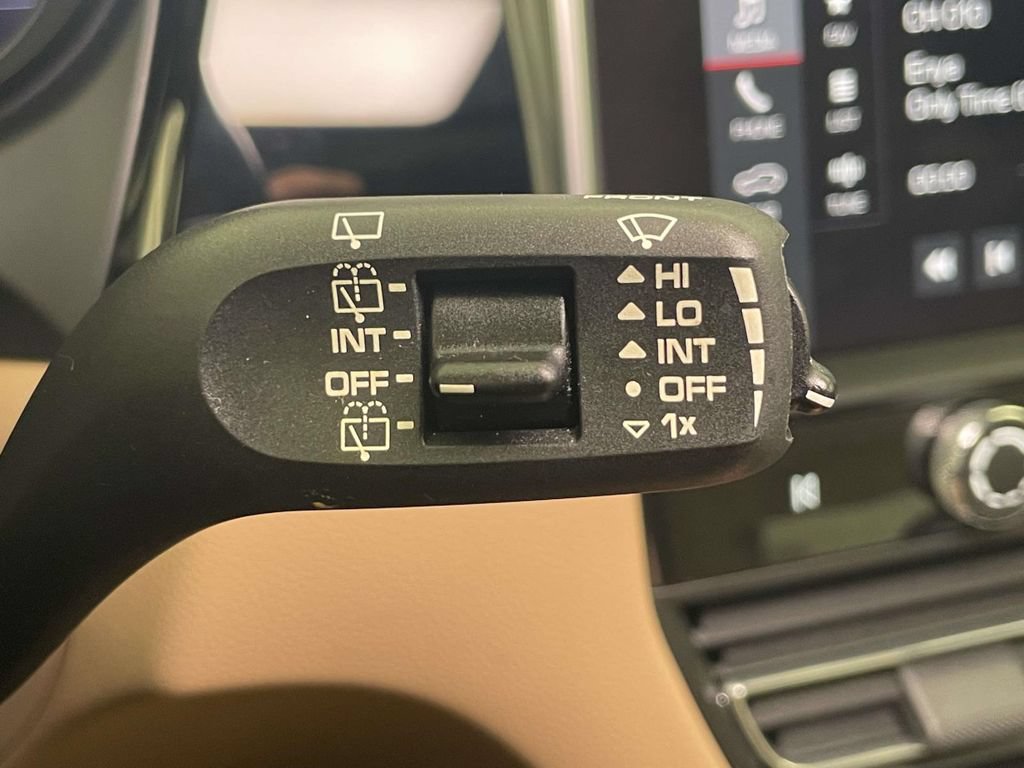 Certified 2023 Porsche Macan AWD/4WD image 40