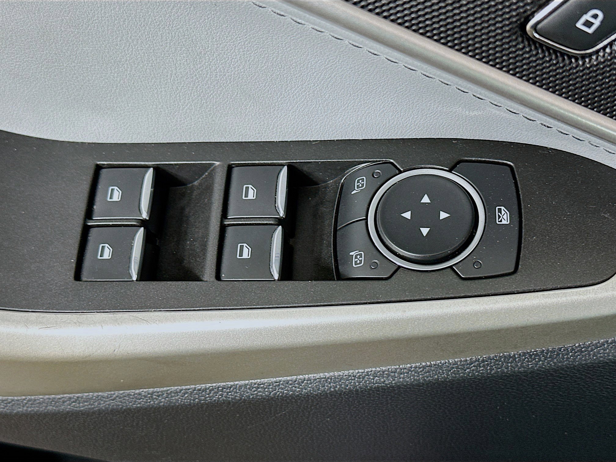 Used 2022 Ford Explorer XLT w/ Equipment Group 202A image 15