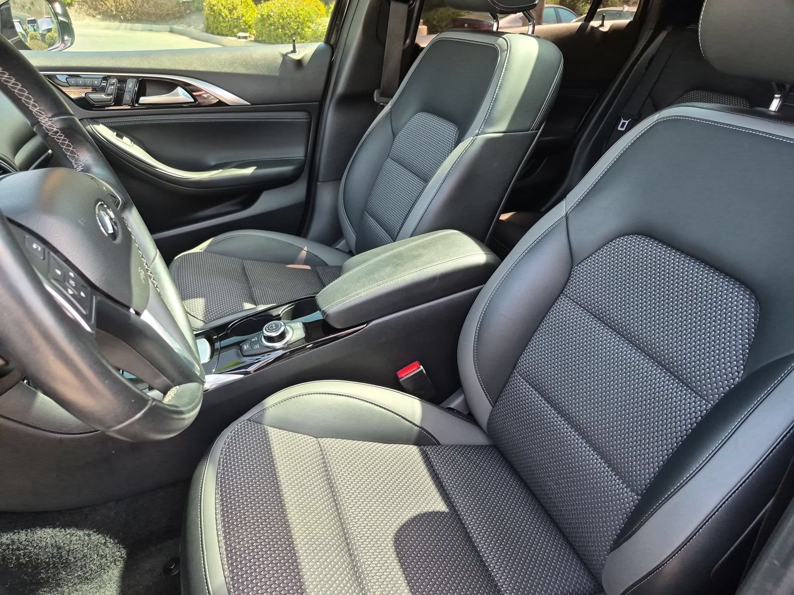 Used 2019 INFINITI QX30 w/ Navigation Package FWD image 26
