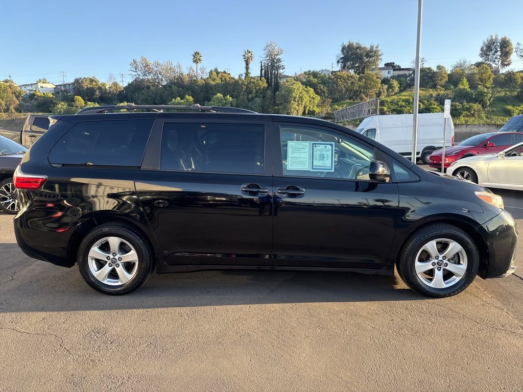 Used 2018 Toyota Sienna LE w/ Carpet Mat Package image 9