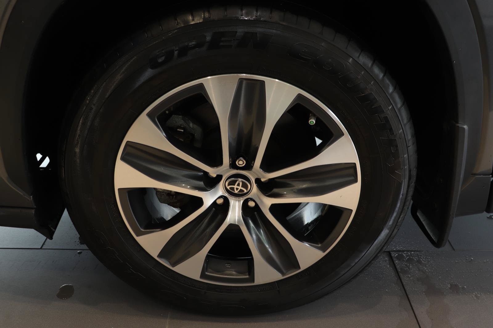 Used 2023 Toyota Highlander XLE FWD image 35