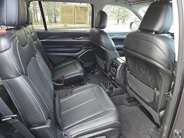 Used 2023 Jeep Grand Cherokee L Limited w/ Luxury Tech Group II image 16