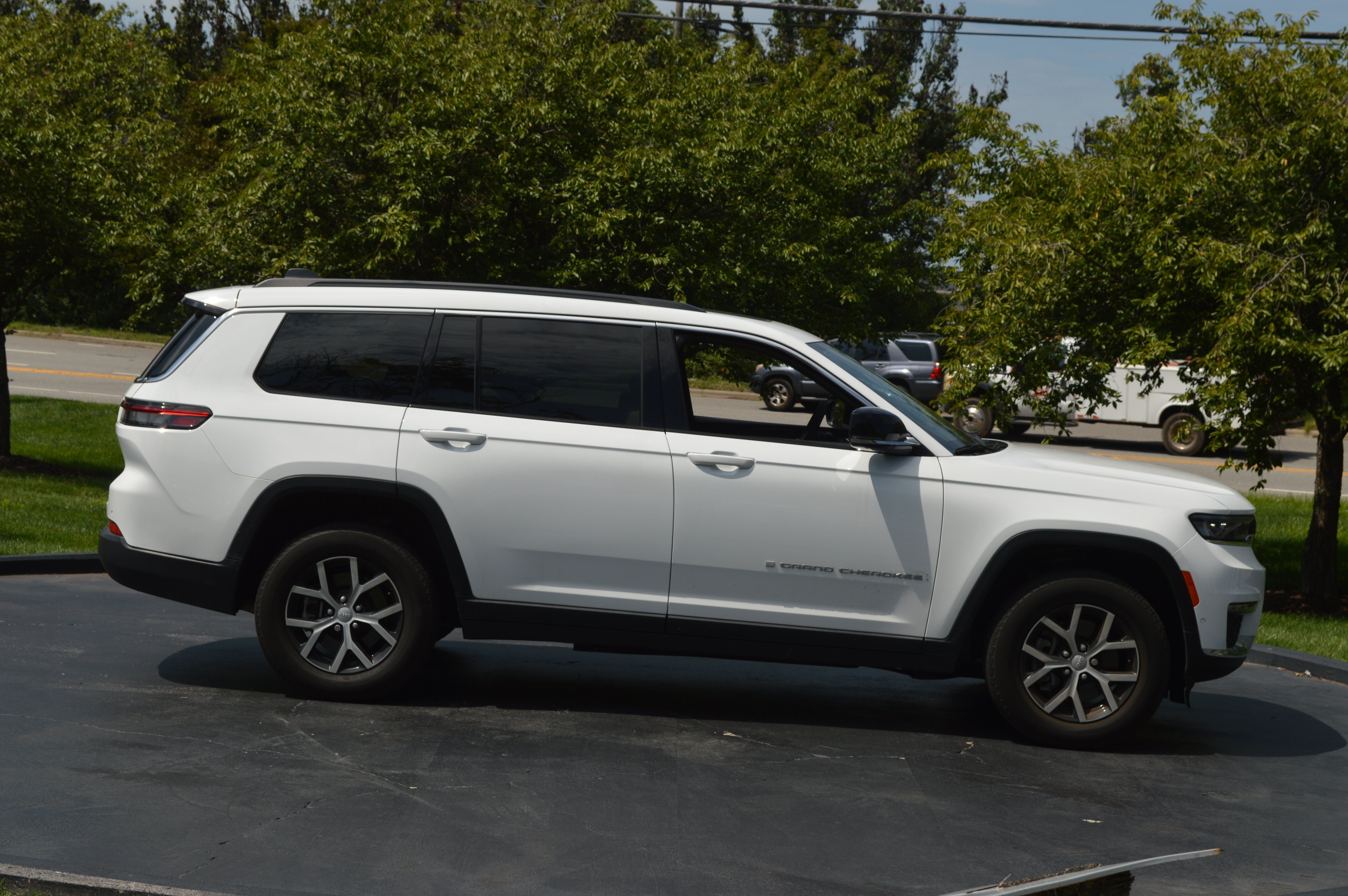 Used 2024 Jeep Grand Cherokee L Limited w/ Luxury Tech Group II AWD/4WD image 12