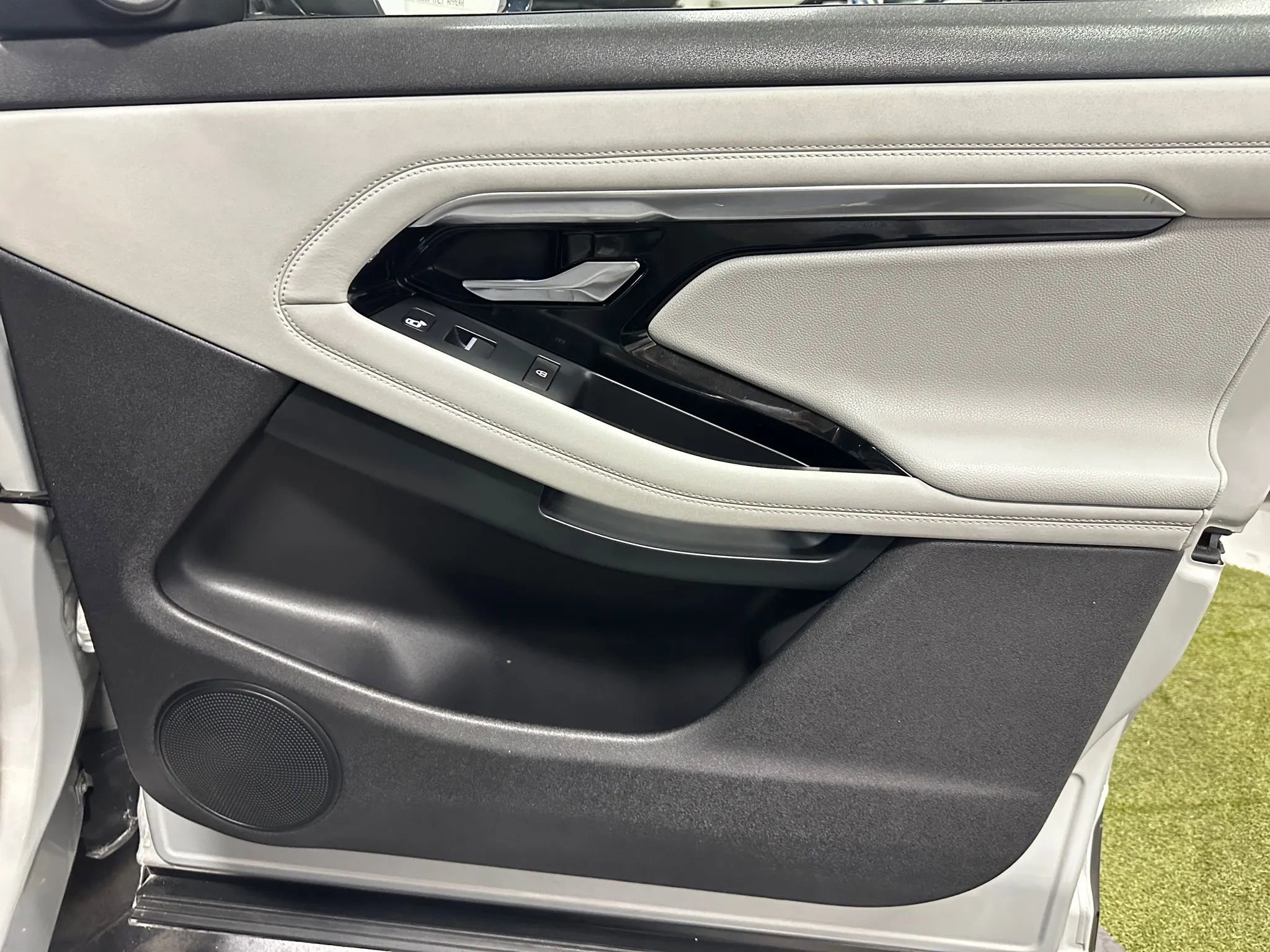 Used 2021 Land Rover Range Rover Evoque S image 27