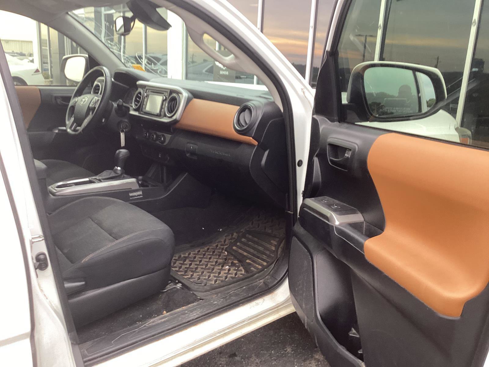 Used 2018 Toyota Tacoma SR5 RWD image 21