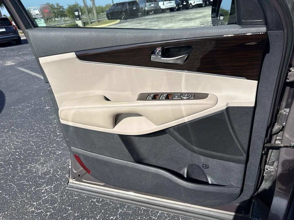 Used 2019 Kia Sorento LX w/ LX V6 Convenience Package image 18