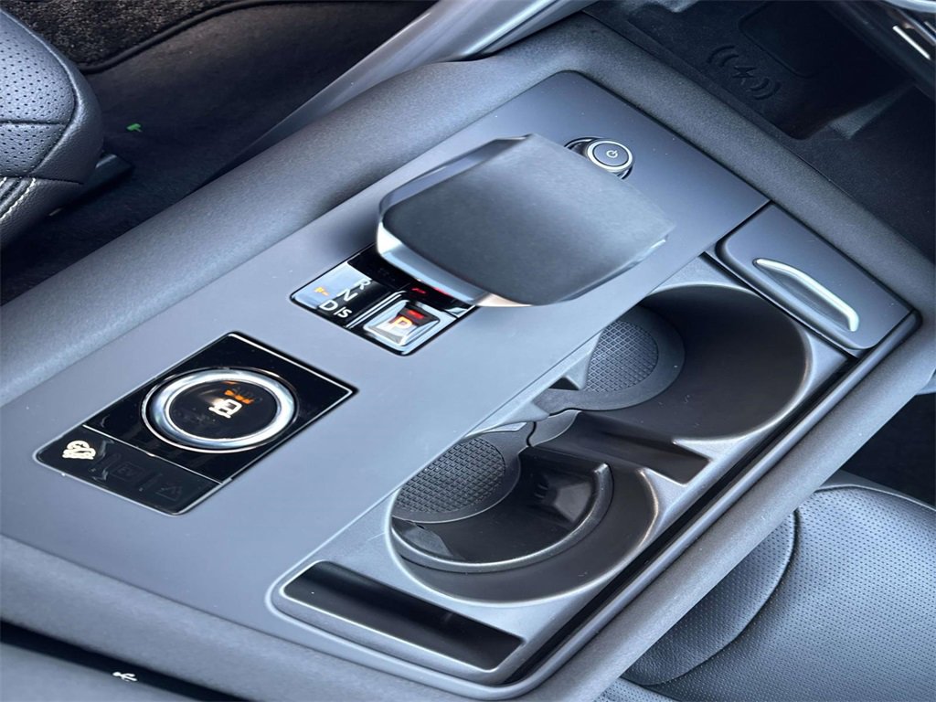 Used 2025 Land Rover Discovery S image 26