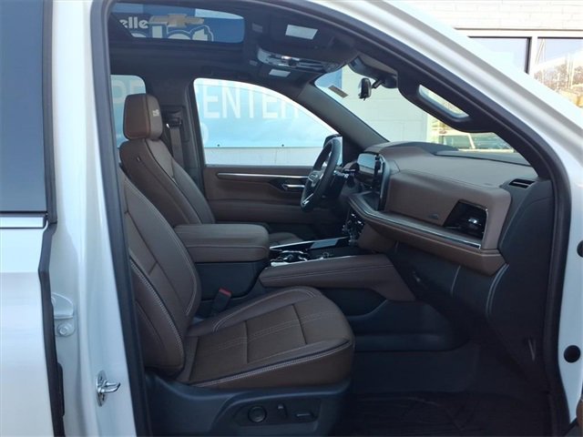Used 2025 Chevrolet Suburban High Country image 21