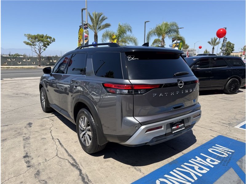Used 2022 Nissan Pathfinder SL FWD image 4