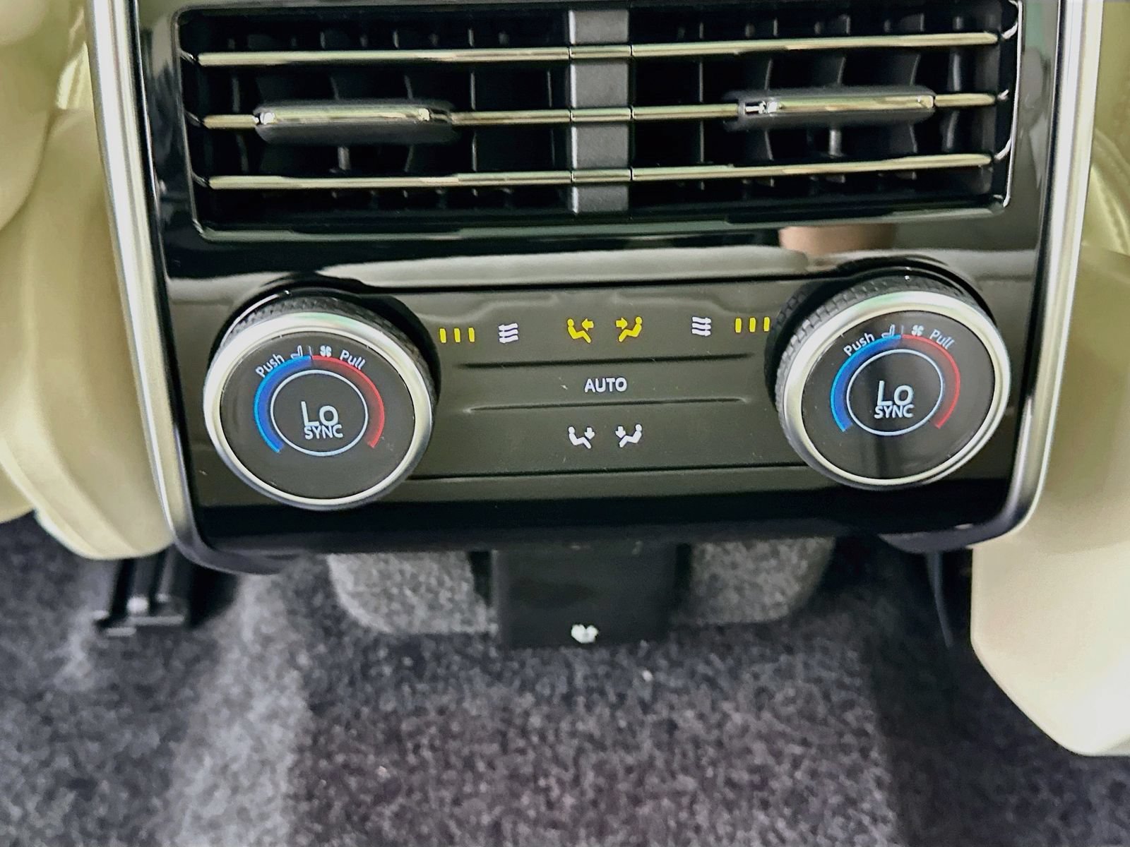 New 2026 Land Rover Range Rover SE AWD/4WD image 36