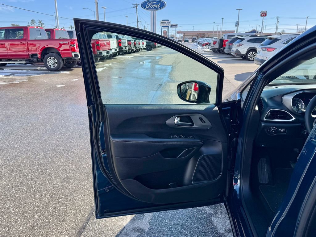 Used 2025 Chrysler Pacifica Select image 14