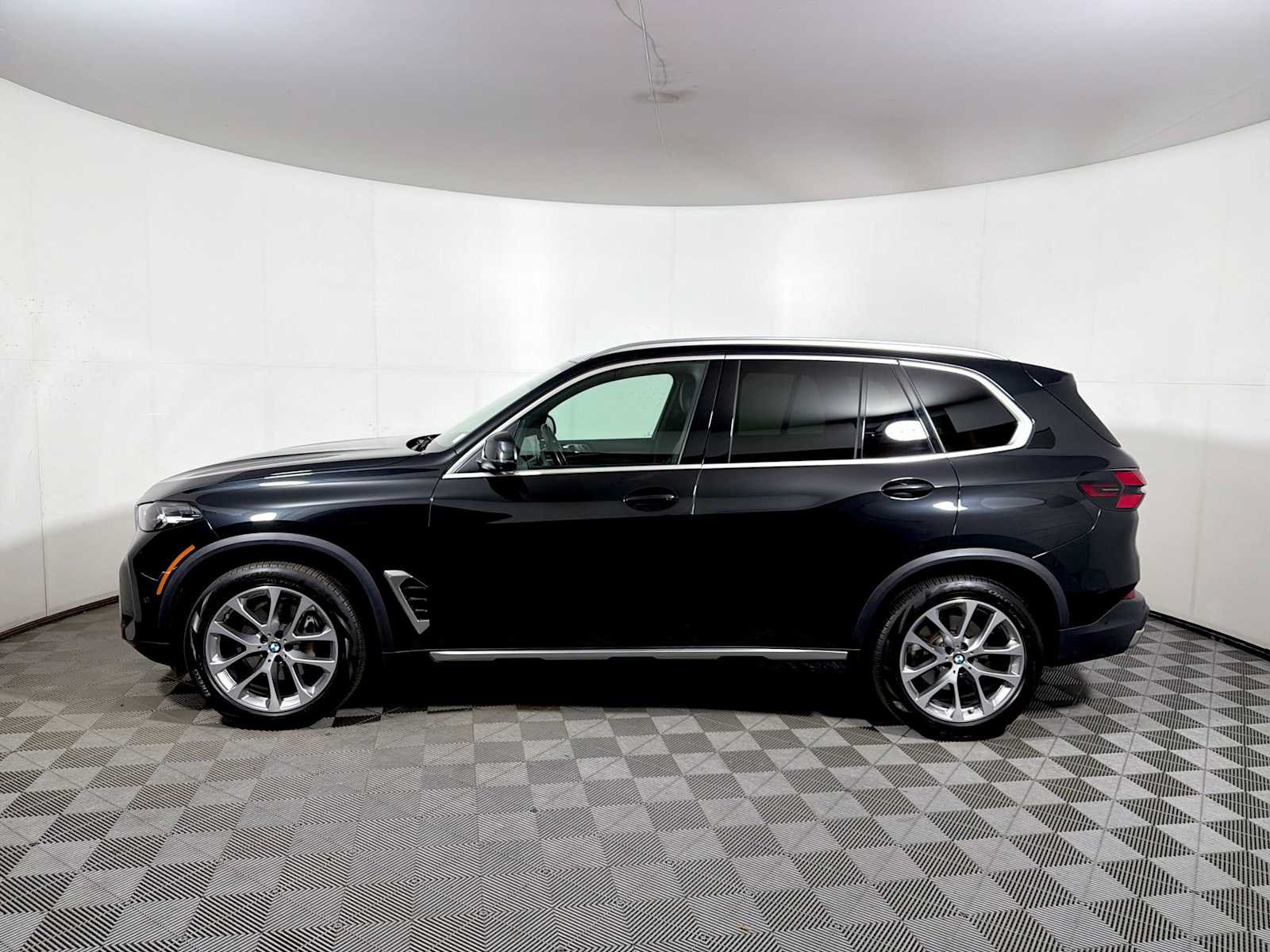 Used 2024 BMW X5 xDrive40i w/ Parking Assistance Package AWD/4WD image 4