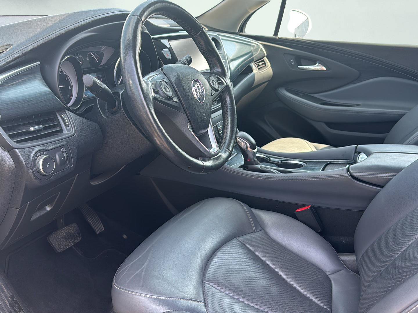Used 2019 Buick Envision Essence FWD image 2