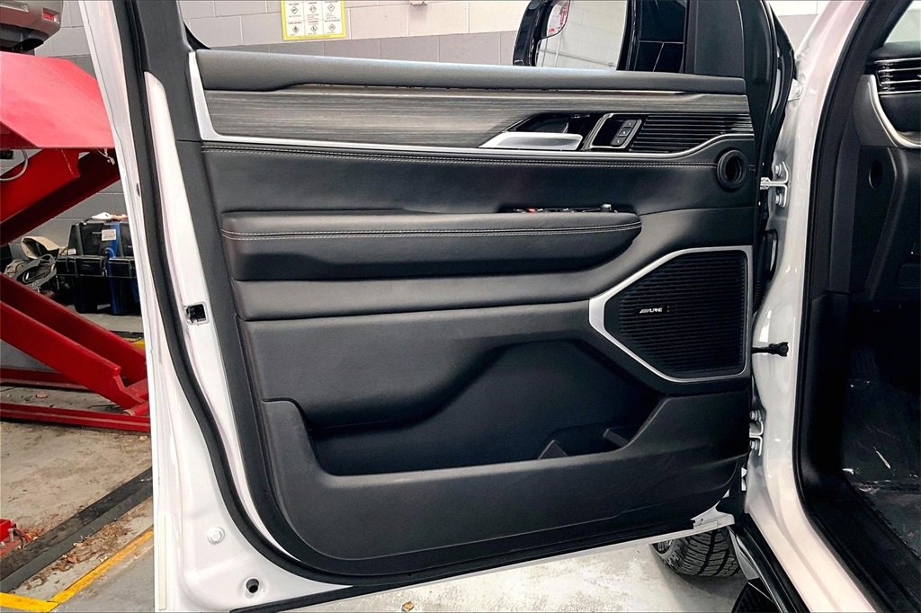 Used 2024 Jeep Wagoneer L Series II w/ Flexible Seating Group image 26