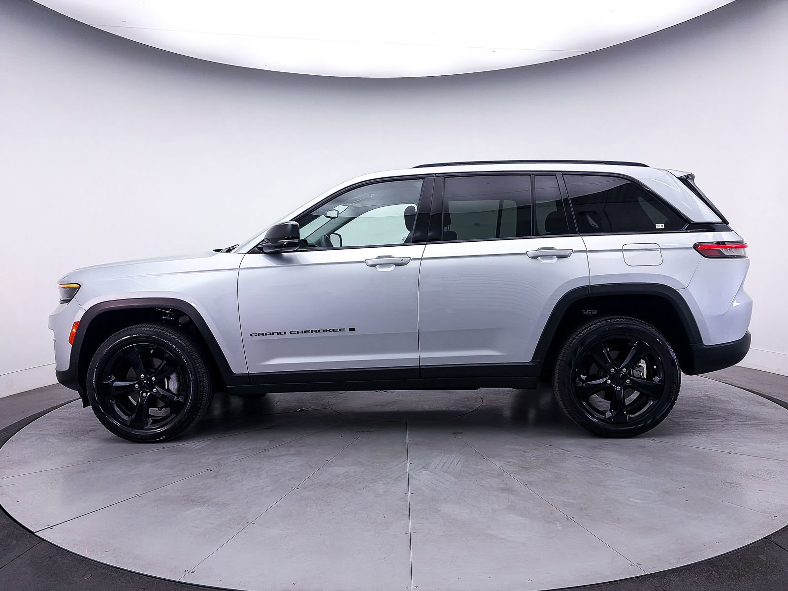 Used 2023 Jeep Grand Cherokee Limited w/ Black Appearance Package AWD/4WD image 40