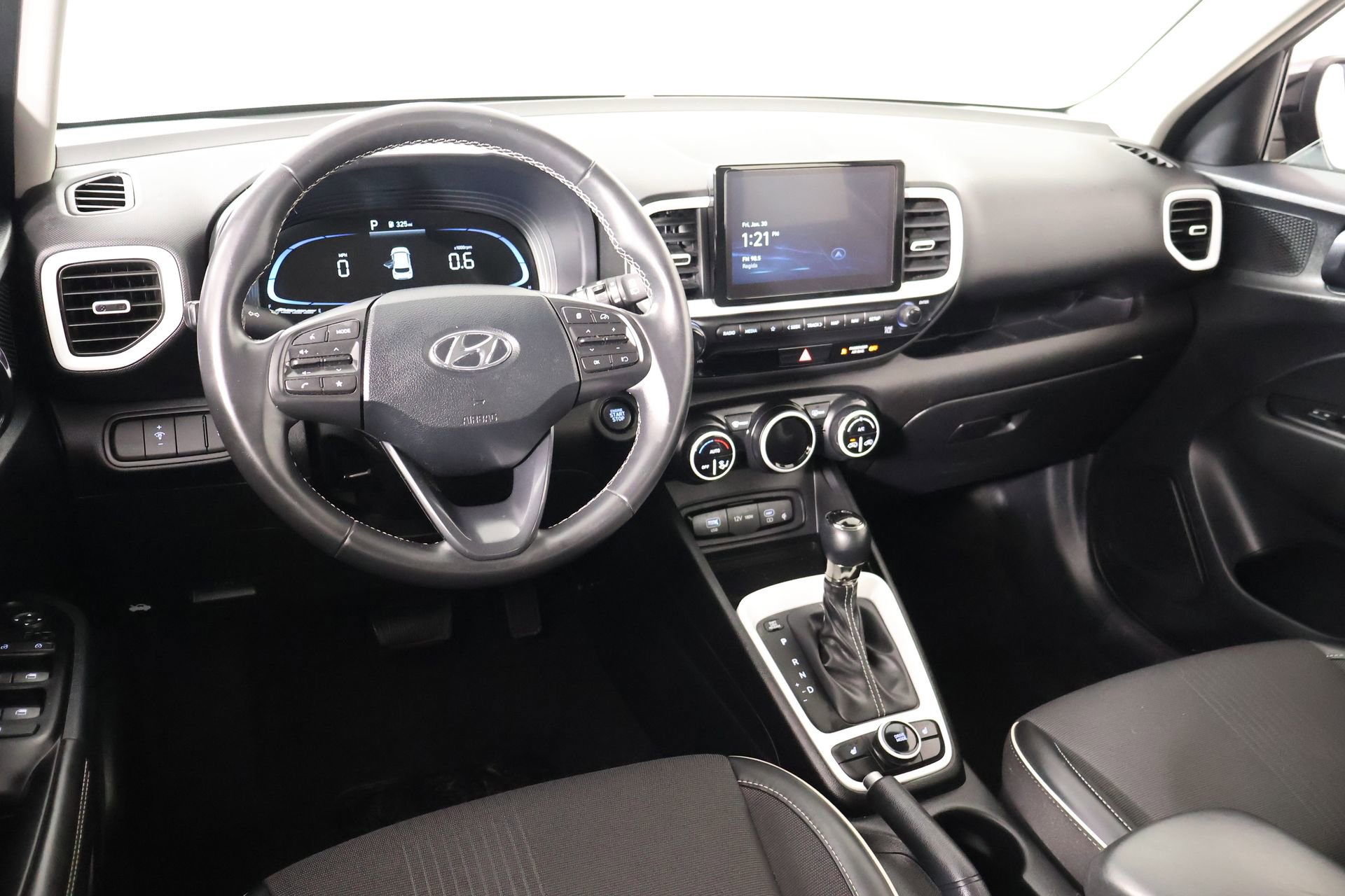Certified 2025 Hyundai Venue Limited image 2