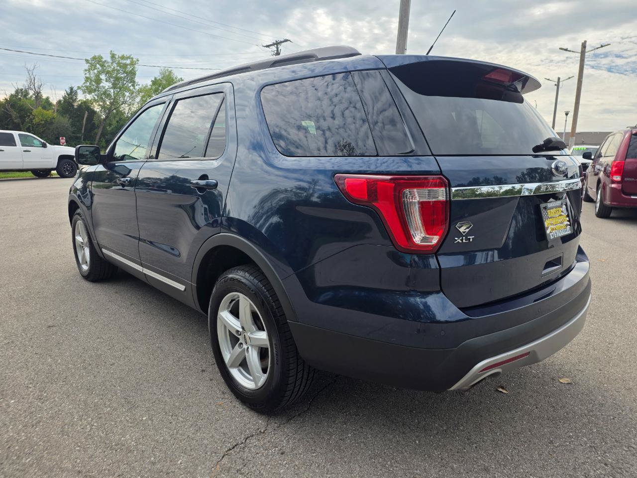 Used 2017 Ford Explorer XLT w/ Equipment Group 202A AWD/4WD image 9