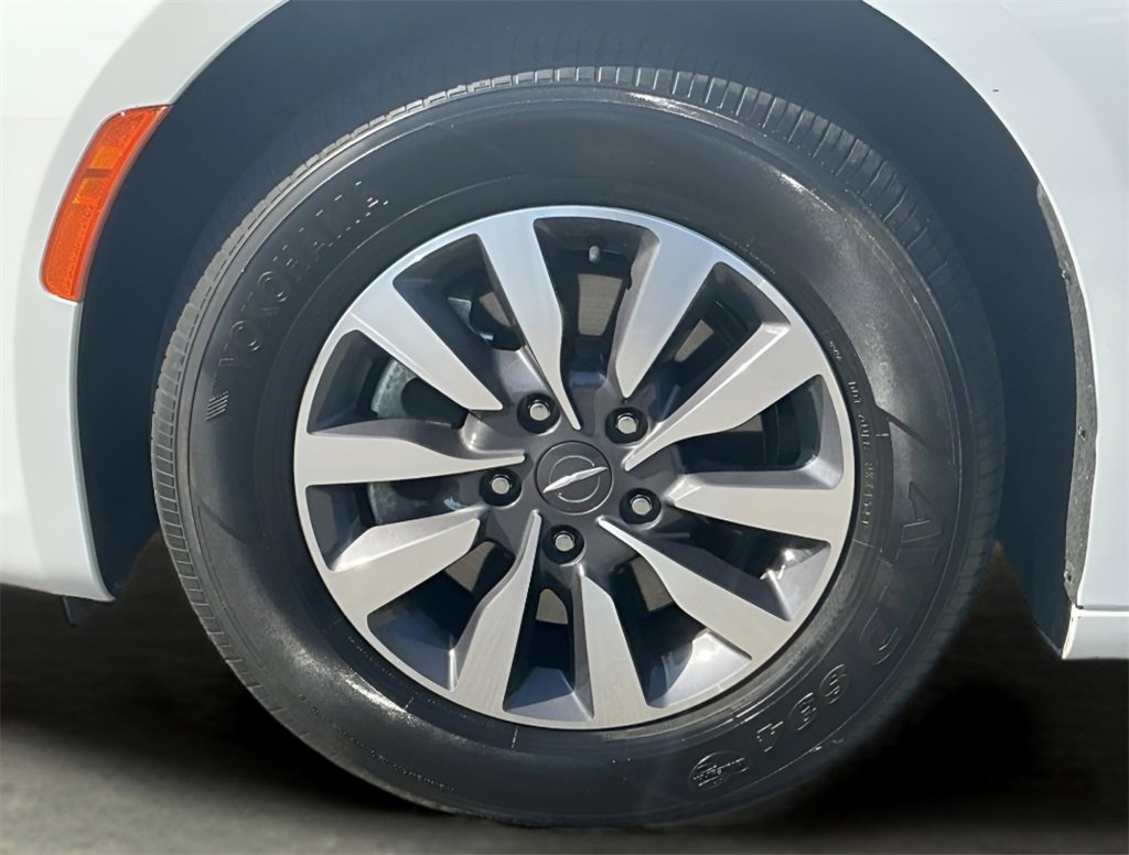 Used 2024 Chrysler Pacifica Select image 50